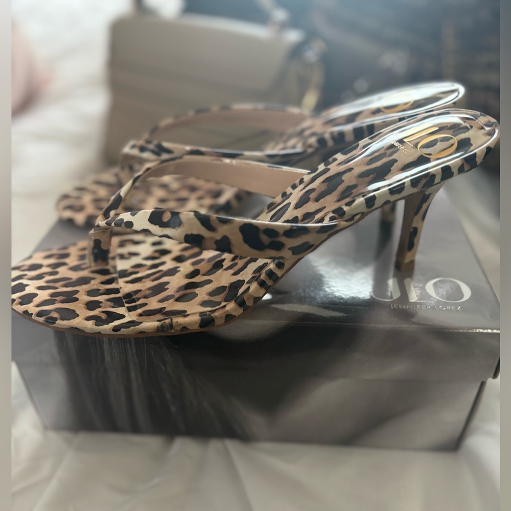 JLo Inez Leopard Print kitten Heeled Thong Sandals. 9.5. - Picture 3 of 9